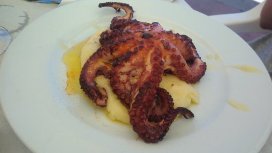 Pulpo brasejat sobre patata