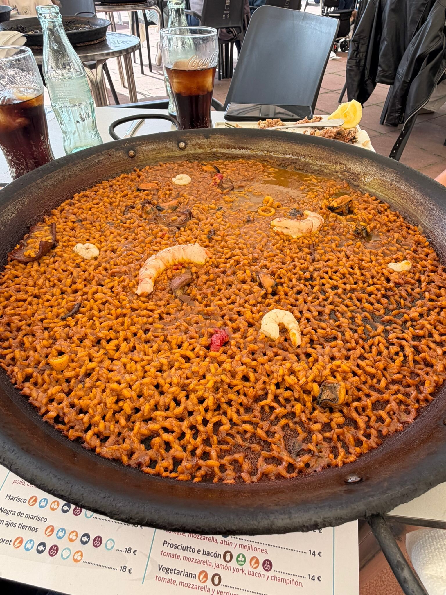 Fideuà amb gambes a la terrassa