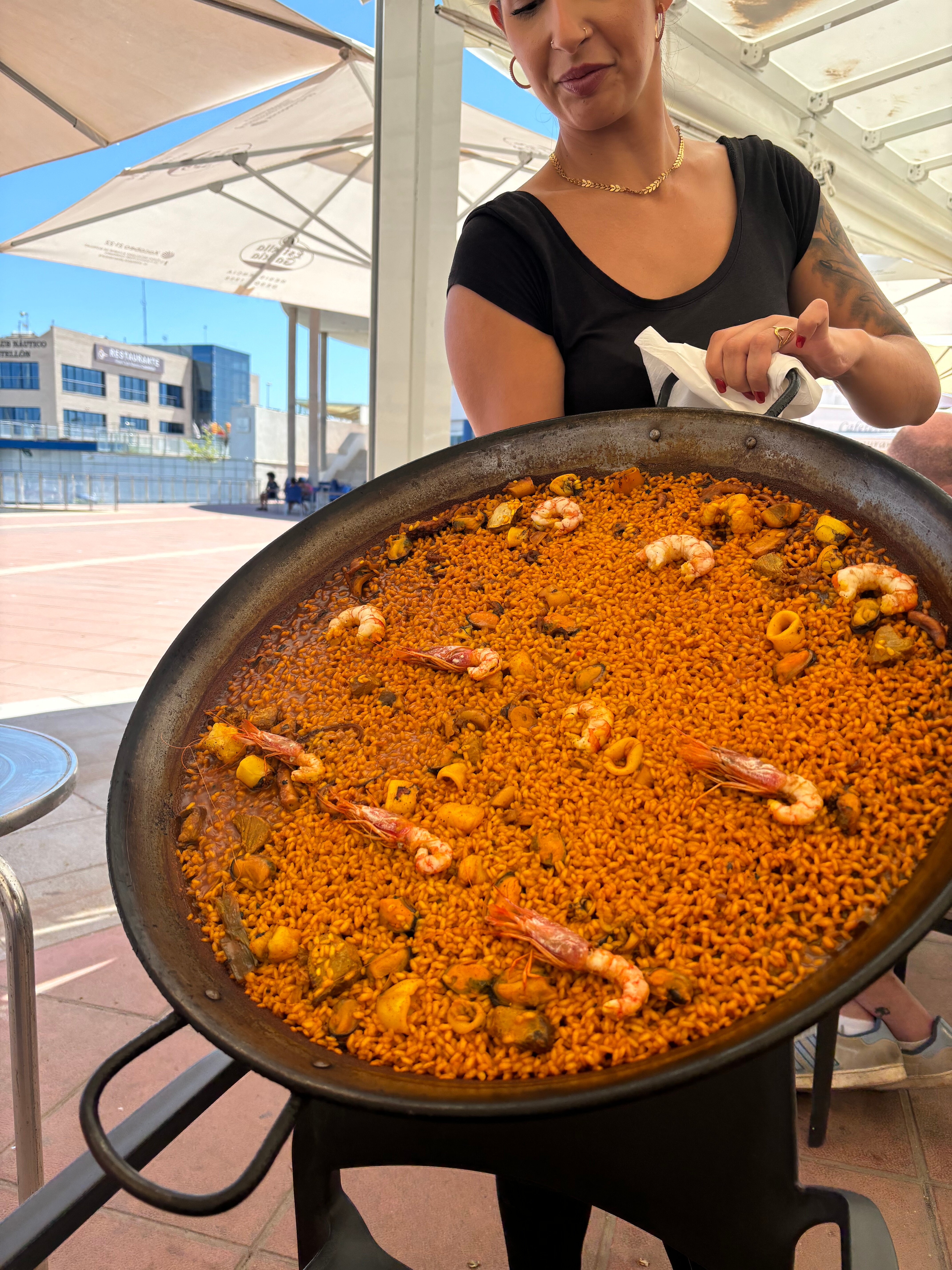 Arròs a banda presentat per la cambrera