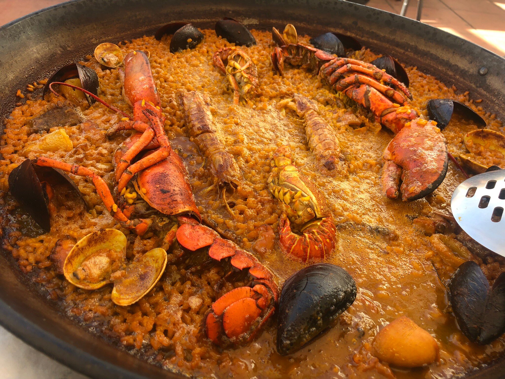 Arròs sec amb bogavant i mariscada