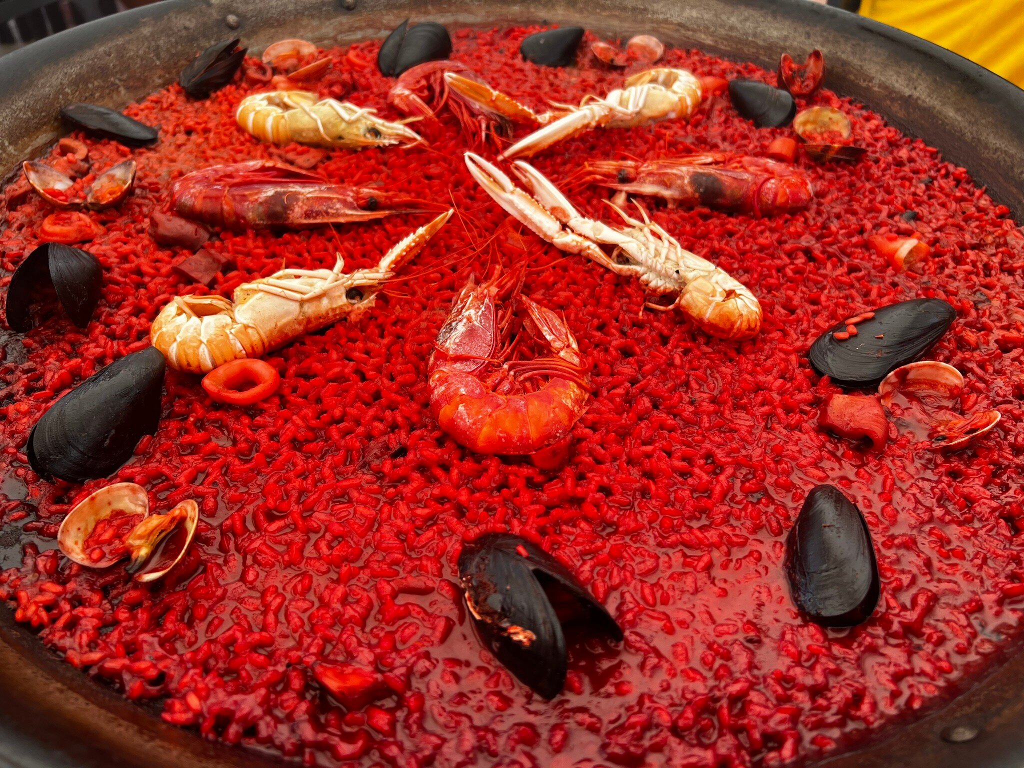 Arròs negre amb cigales i gambes