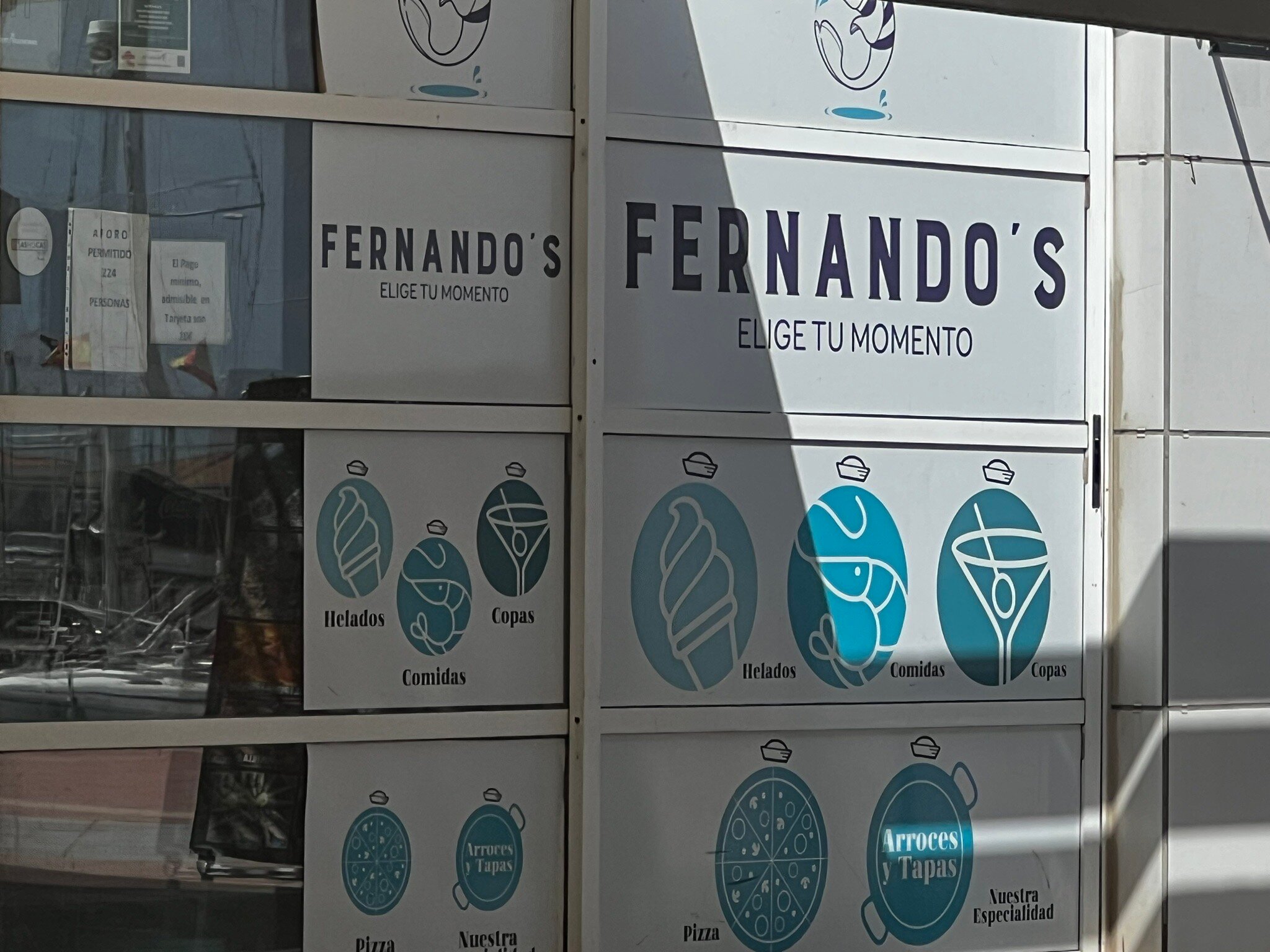 Façana de Fernando's a la Plaza del Mar amb el logo Elige tu momento