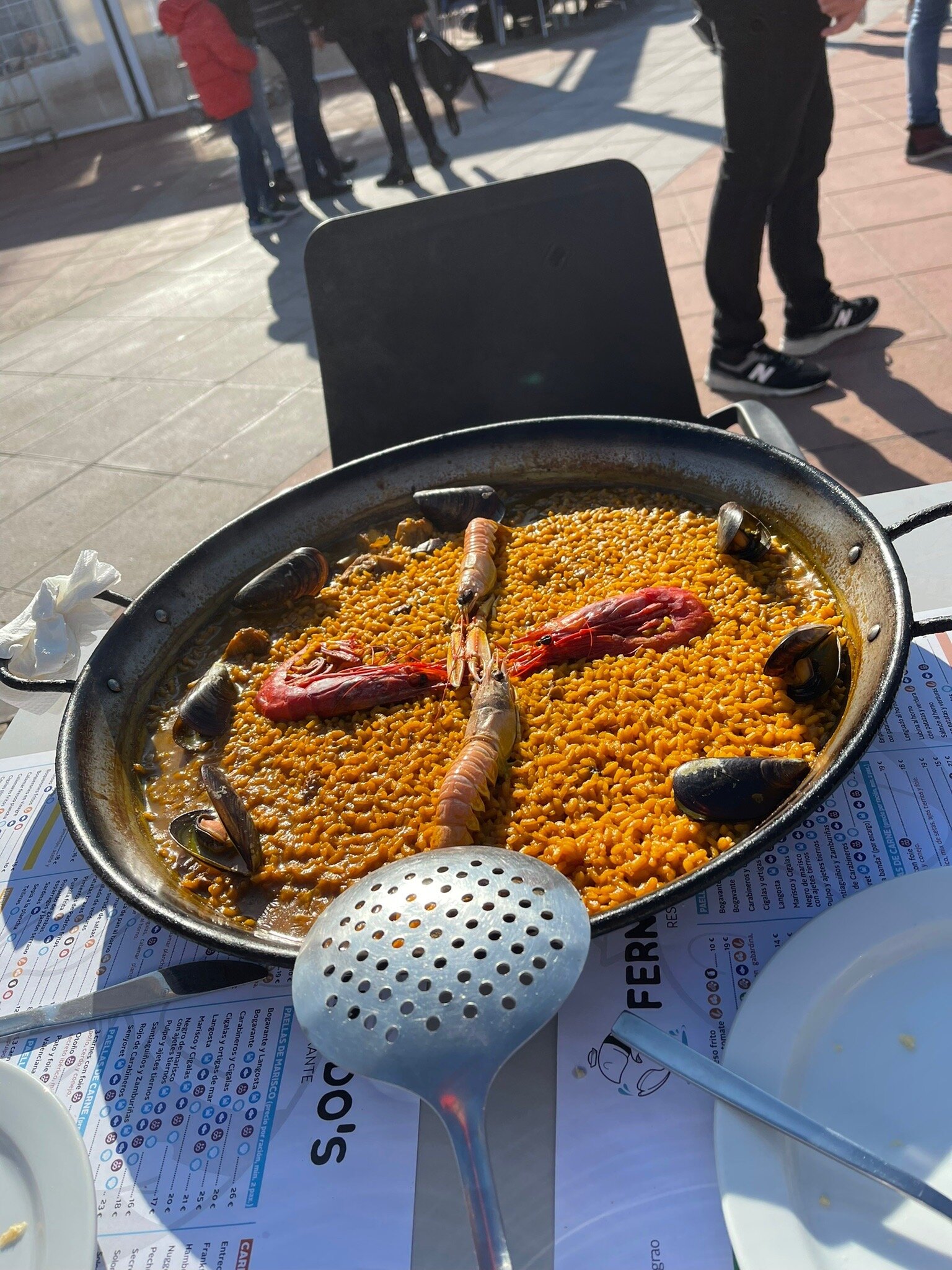 Arròs amb carabineros, plaça del port darrere